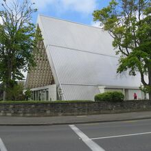 大きな三角屋根型の外観がユニーク。