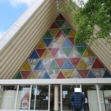 正面にはカラフルなステンドグラスが入っていて…、