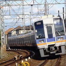 8両編成の空港行き急行。昔顰蹙を買ったためか編成が伸びた