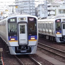 新鋭8300型どおしの併走。今宮戎駅