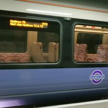 ロンドン交通のロゴマーク「紫色のラウンドル」が目印。