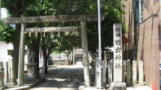 社殿は階段の奥