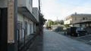 黒板塀が特徴です