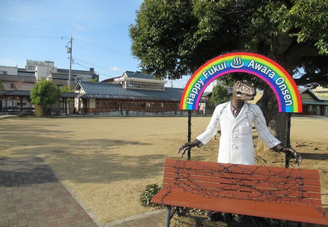無料の足湯や藤野厳九郎記念館、屋台村があります