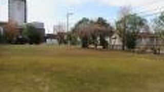 空き地に碑が建っています