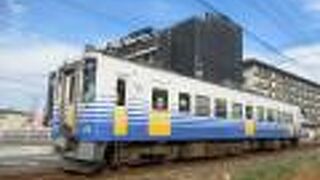 田園風景の中を走る単線のローカル列車です