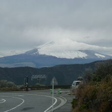 駐車場向かいの黒たまご館バス停から富士山