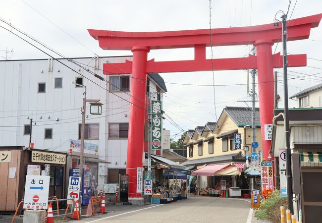 食べ歩きも楽しい日本三大稲荷の神社