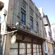 縦長の窓やレリーフなど洋風な看板建築が見事です