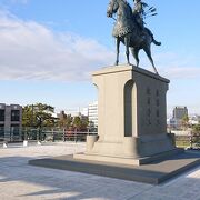 デッキ上に立地している、徳川家康の像