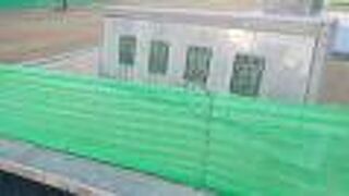 大規模な芝生の養生中でした