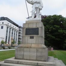街歩き途中で見つけたキャプテン・スコット像は右腕が長すぎ？