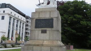 南極探検家として知られたロバート・ファルコン・スコットの像