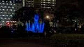 周りは芝生や、花畑、ベンチが有りますので、噴水周りでゆっくりくつろぐことができます