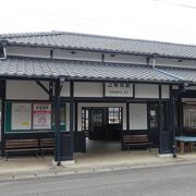 レトロな木造の駅舎