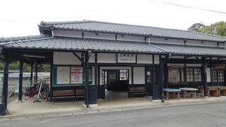 レトロな木造の駅舎