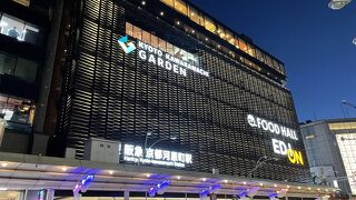 エディオンが目立つビル