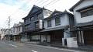 有田焼の店舗が連なる有田のメインストリート