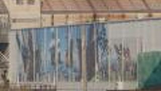 工場の壁面に描かれた巨大壁画