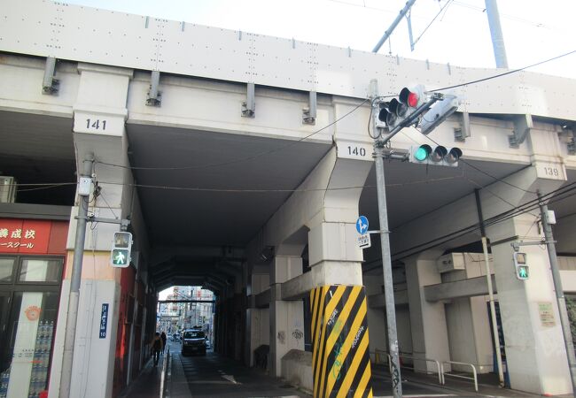 柱で２車線の道が１車線ずつに分かれています