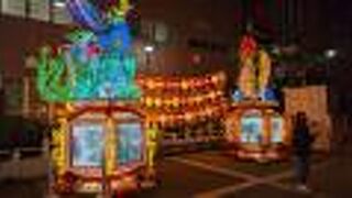 2022年12月に公園の前を通ったら、もう春節の飾り付けが始まっていました。