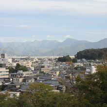 丘陵地に在るので鯖江市街が一望