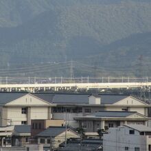 間もなく延伸開業する北陸新幹線の高架も良く見えます