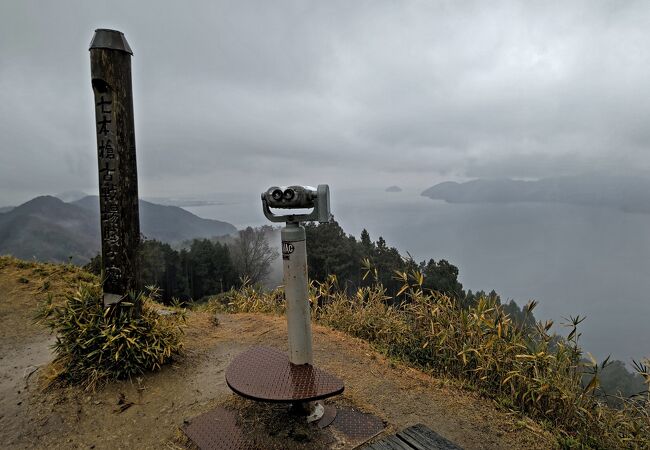 山頂からは琵琶湖と余呉湖が