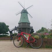 オランダ風の風車が映える公園