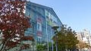 ガラス張りの外観が印象的なミュージアムです