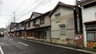 様々な時代の建築が並ぶ焼き物の街。