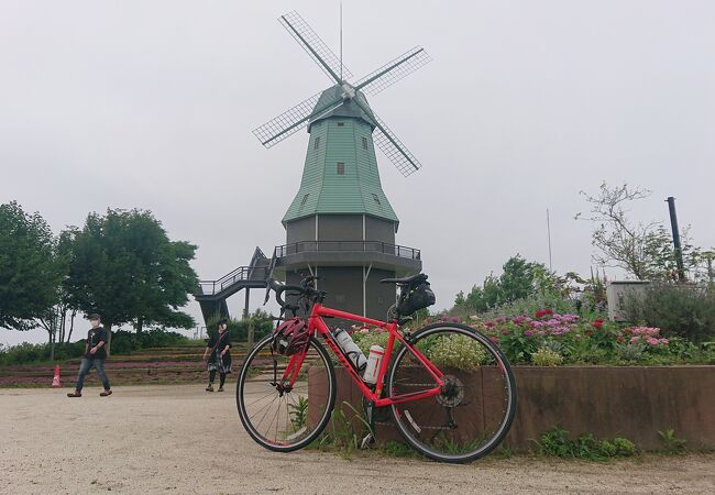 オランダ風の風車が映える公園