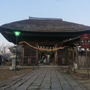 建立500年超えの門