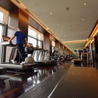 ジムは東京のスカイラインを眺めながらウォーキング