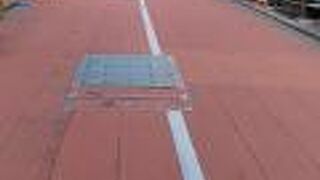 たぶん、路面の色、なんでしょうね。