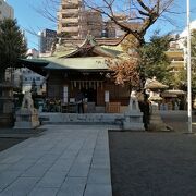 大塚駅南口の商店街の先に突如あらわれます。