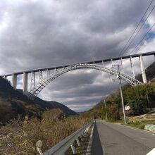 県道から見上げる広島空港大橋。