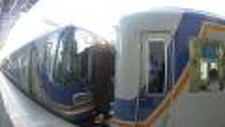 リクライニングシートとロングシートが混在する2等級制の特急電車