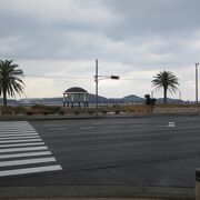 下関側の景色や関門海峡を走る船を見ながら散歩ができる緑地です。