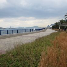 下関海峡側の遊歩道。遠くに下関の海峡ゆめタワーが見えます。