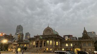 都会に建つインド建築