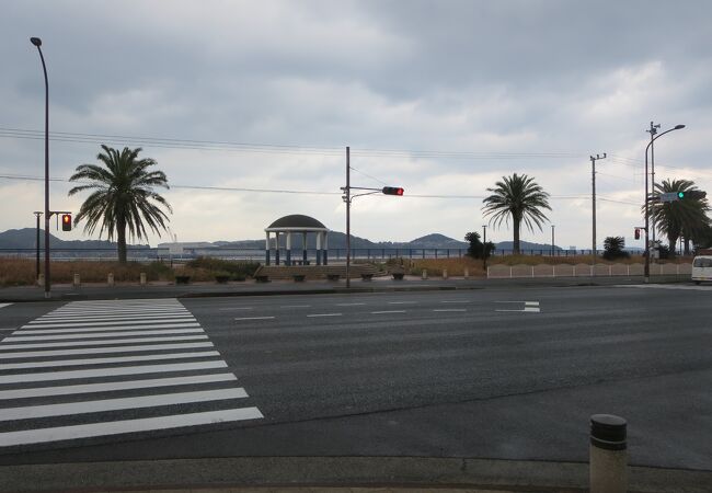 下関側の景色や関門海峡を走る船を見ながら散歩ができる緑地です。