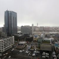 窓からは信濃川、左手のビルが「新潟日報メディアシップ」