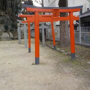 梅壺侍従の蘇生の碑のすぐそばにある稲荷神社です。