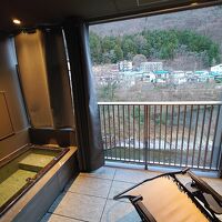 部屋露天風呂&テラスの様子。利根川を一望。
