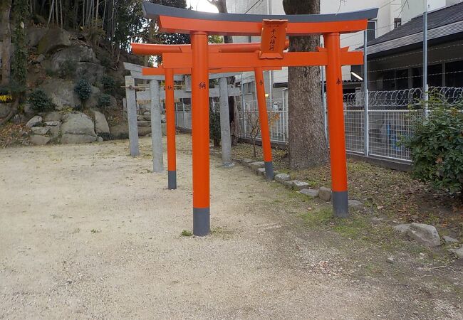 梅壺侍従の蘇生の碑のすぐそばにある稲荷神社です。