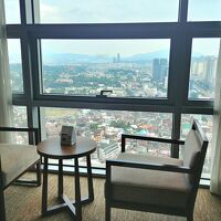 チェアとテーブル