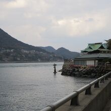 めかり観潮遊歩道から見る和布刈神社