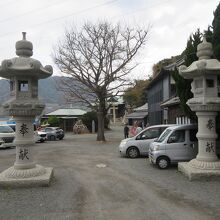 和布刈神社には50台ほど駐車できそうな駐車場があります。