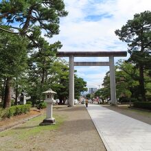 鶴ケ岡城の跡には庄内神社が建っています